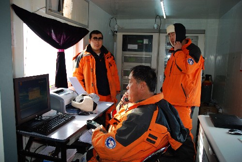 3月4日,我國南極考察隊員逯昌貴、張東啟、高龍在中國南極大氣監(jiān)測站內(nèi)。 新華社記者 張建松 攝
