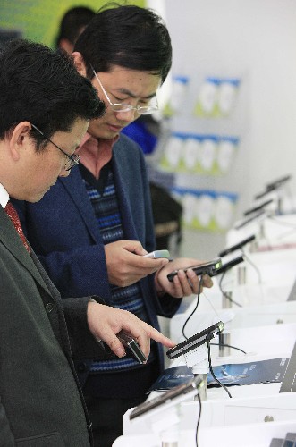 4月1日,兩位上海市民正在中國移動(dòng)的3G展示廳內(nèi)試用3G手機(jī)。當(dāng)日,中國移動(dòng)通信集團(tuán)公司在北京、上海、天津、沈陽、廣州、深圳、廈門和秦皇島8個(gè)城市啟動(dòng)第三代移動(dòng)通信(3G)“中國標(biāo)準(zhǔn)”TD-SCDMA(簡(jiǎn)稱TD)社會(huì)化業(yè)務(wù)測(cè)試和試商用。 3G以手機(jī)語音功能之外的無線上網(wǎng)、手機(jī)電視等數(shù)據(jù)功能為特色。新華社記者 裴鑫攝