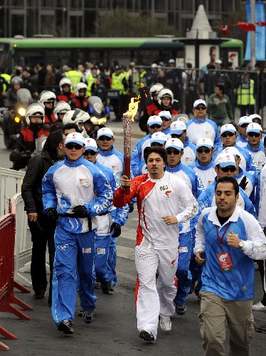 4月3日,最后一棒火炬手、土耳其著名舉重運(yùn)動員、雅典奧運(yùn)會男子77公斤級金牌得主塔內(nèi)爾·薩厄爾手持火炬跑向圣火傳遞終點(diǎn)--塔克希姆廣場。當(dāng)日,北京奧運(yùn)會圣火傳遞活動在土耳其伊斯坦布爾進(jìn)行,這是北京奧運(yùn)會圣火境外傳遞第二站。 新華社記者 郭磊 攝