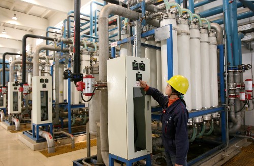 位于河南省的華電新鄉(xiāng)發(fā)電有限公司一名技術(shù)人員在調(diào)節(jié)濾水裝置(3月30日攝)。 這是一個(gè)令人注目的“提升速度”:短短5年,作為中國(guó)5大發(fā)電集團(tuán)之一,華電集團(tuán)裝機(jī)容量從成立初期的2554萬(wàn)千瓦猛增至6302萬(wàn)千瓦,資產(chǎn)總額增長(zhǎng)186%,發(fā)電量增長(zhǎng)121%…… 這更是一個(gè)影響深刻的“降速”:5年的時(shí)間,這個(gè)中國(guó)電力巨子供電煤耗大幅下降22.4克/千瓦時(shí),節(jié)約標(biāo)準(zhǔn)煤385萬(wàn)噸,節(jié)約用電逾24億千瓦時(shí),節(jié)約燃油38.5萬(wàn)噸,直接實(shí)現(xiàn)節(jié)能價(jià)值33.5億元…… 一“升”一“降”之間,中國(guó)華電集團(tuán)的現(xiàn)代發(fā)展之路清晰顯現(xiàn)。不僅成為中央企業(yè)踐行節(jié)能減排和社會(huì)責(zé)任的排頭兵,更在“清潔”與“綠色”中,展示了中國(guó)電力企業(yè)的嶄新形象。 新華社記者 李明放 攝