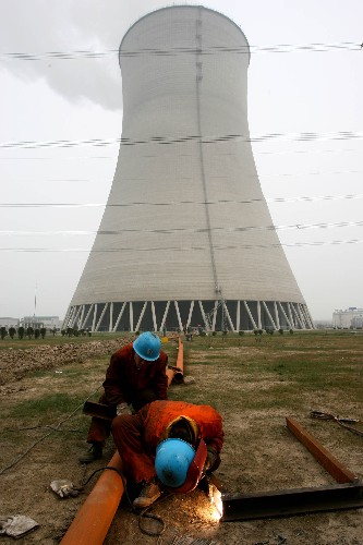 位于河南省的華電新鄉(xiāng)發(fā)電有限公司的工人在煙塵過(guò)濾裝置前作業(yè)(3月30日攝)。 新華社記者 李明放 攝