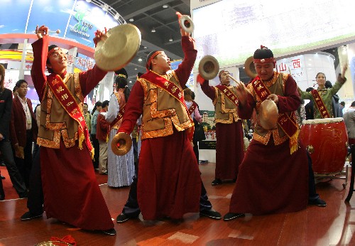 4月11日,來(lái)自山西的一旅游機(jī)構(gòu)在旅交會(huì)上表演節(jié)目。 當(dāng)日,為期三天的2008中國(guó)國(guó)內(nèi)旅游交易會(huì)在河南鄭州國(guó)際會(huì)展中心拉開帷幕,來(lái)自全國(guó)的2000多家旅游相關(guān)行業(yè)單位,將從歷史文化、民族風(fēng)情、自然景觀等方面全方位展示各自的旅游產(chǎn)品。 新華社發(fā)(薛俊 攝)