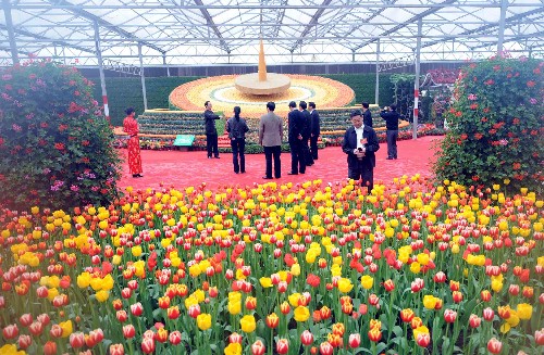 4月20日,來賓在南瓜等蔬菜組成的“中華世紀壇”造型前觀賞。當日,第九屆中國(壽光)國際蔬菜科技博覽會在山東壽光開幕。本屆博覽會以“現(xiàn)代、科技、希望”為主題,共設室內(nèi)外展位2000多個,展區(qū)面積達35萬平方米,吸引了國內(nèi)外3000多家企業(yè)、近萬名客商。 新華社記者 李曉果 攝