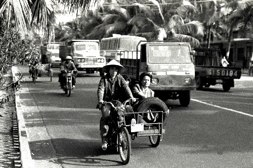 這是1988年12月拍攝的海南省海口市海府路一景。 新華社記者 姜恩宇 攝