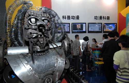 4月29日,觀眾在排隊(duì)參觀博覽會(huì)上的一個(gè)動(dòng)漫科普展。 當(dāng)日,作為第四屆中國(guó)國(guó)際動(dòng)漫節(jié)主要活動(dòng)之一的中國(guó)國(guó)際動(dòng)漫產(chǎn)業(yè)博覽會(huì)在杭州開幕。 新華社記者 黃深鋼 攝