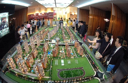 4月30日,市民在長沙第25屆房交會上選房。 當(dāng)日,長沙第25屆房地產(chǎn)交易展示會在長沙市紅星國際會展中心開幕。據(jù)悉,本屆房交會共有近90家房地產(chǎn)開發(fā)商、裝飾裝修企業(yè)及相關(guān)行業(yè)參展。 新華社記者 龍弘濤 攝