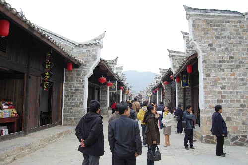 游人在搬遷后的大昌古鎮(zhèn)古民居群參觀(2007年12月1日攝)。 重慶三峽庫區(qū)巫山縣的大昌古鎮(zhèn)古民居群搬遷保護(hù)工程,日前通過國家驗收。重慶巫山縣大昌古鎮(zhèn)有著1700多年歷史,被稱為“一燈照全城”的袖珍古鎮(zhèn)。大昌古鎮(zhèn)是三峽庫區(qū)地面文物“四大件”之一,也是三峽工程淹沒區(qū)內(nèi)保存規(guī)模最大、最完整的古建筑群,30棟古民居、三座城門和兩座廟宇被列入搬遷范圍。從2005年7月起,大昌古鎮(zhèn)整體搬遷至數(shù)公里以外、緊靠小三峽的滴翠峽口,搬遷方式為異地原樣復(fù)建。 新華社發(fā)