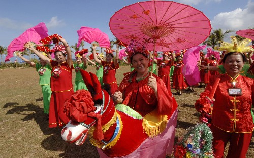5月4日,群眾在火鳳凰廣場表演,歡迎奧運(yùn)圣火的到來。當(dāng)日,北京奧運(yùn)會圣火傳遞活動在海南三亞舉行。 新華社記者 趙穎全 攝