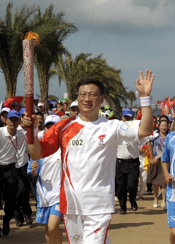 5月4日,火炬手李禮輝在進(jìn)行傳遞。當(dāng)日,北京奧運(yùn)會圣火傳遞活動在海南三亞舉行。 新華社記者 戚恒 攝