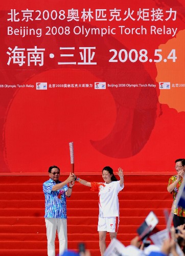 5月4日,海南省省委書記衛(wèi)留成(左)將火炬交給第一棒火炬手楊揚。當日,北京奧運會圣火傳遞活動在中國海南三亞舉行。 新華社記者 姜恩宇 攝