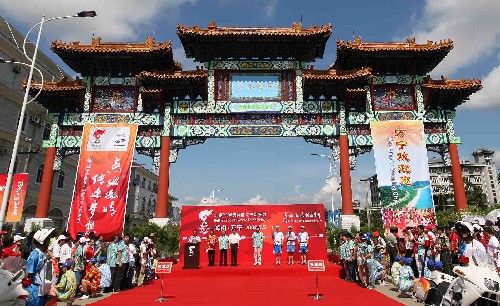 5月5日,北京奧運會圣火傳遞活動在海南萬寧市舉行。圖為在興隆旅游區(qū)舉行的起跑儀式。 新華社記者 邢廣利 攝