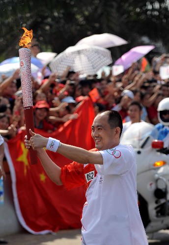 5月6日,火炬手王春勇在進(jìn)行傳遞。當(dāng)日,北京奧運(yùn)圣火傳遞活動(dòng)在海南省海口市舉行?!⌒氯A社記者 丁林 攝