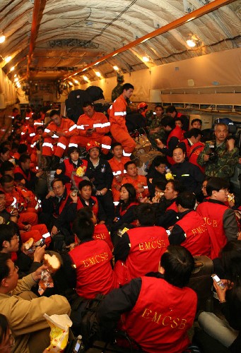 5月12日,國(guó)家地震救援隊(duì)隊(duì)員和工作人員乘專機(jī)趕往四川。 當(dāng)日,四川汶川發(fā)生7.8級(jí)地震后,國(guó)家地震救援隊(duì)立即整裝,趕往四川進(jìn)行救援。 新華社記者 李明放 攝