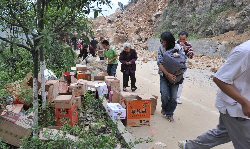 5月13日,災(zāi)民在現(xiàn)場可領(lǐng)到免費食品。記者從四川省綿陽市抗震救災(zāi)指揮部了解到,受災(zāi)特別嚴重的北川縣老縣城80%、新縣城60%以上建筑物垮塌,縣城周邊發(fā)生大面積山體滑坡。 新華社記者 焦衛(wèi)平 攝
