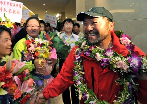 5月15日,珠峰火炬?zhèn)鬟f第二棒火炬手、中國(guó)登山隊(duì)隊(duì)長(zhǎng)王勇峰(右)等在首都國(guó)際機(jī)場(chǎng)受到熱烈歡迎。當(dāng)日,北京時(shí)間凌晨4時(shí)20分,參加北京奧運(yùn)會(huì)火炬接力珠峰傳遞的部分中國(guó)登山隊(duì)隊(duì)員和工作人員抵達(dá)北京首都國(guó)際機(jī)場(chǎng)3號(hào)航站樓。 新華社記者 羅曉光 攝