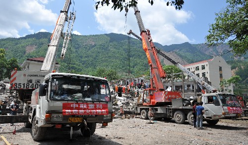 5月14日,大型吊車(chē)在北川縣受災(zāi)現(xiàn)場(chǎng)施救。地震災(zāi)情牽動(dòng)著億萬(wàn)人民的心,一方有難,八方支援。目前,四川省北川縣災(zāi)區(qū)救援工作正有序進(jìn)行。 新華社記者 焦衛(wèi)平 攝