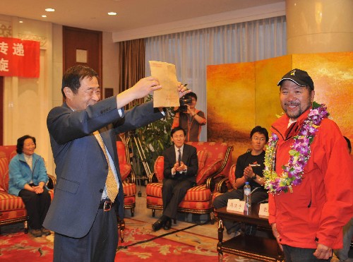5月15日,珠峰火炬?zhèn)鬟f第二棒火炬手、中國(guó)登山隊(duì)隊(duì)長(zhǎng)王勇峰(右)代表北京奧運(yùn)會(huì)火炬接力珠峰傳遞中國(guó)登山隊(duì)向地震災(zāi)區(qū)捐款。王勇峰表示,只要災(zāi)區(qū)需要,中國(guó)登山隊(duì)隨時(shí)準(zhǔn)備為災(zāi)區(qū)出力。當(dāng)日,北京時(shí)間凌晨4時(shí)20分,參加北京奧運(yùn)會(huì)火炬接力珠峰傳遞的部分中國(guó)登山隊(duì)隊(duì)員和工作人員返回北京?!⌒氯A社記者 羅曉光 攝