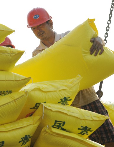 5月14日,一名碼頭工人在欽州港碼頭卸運(yùn)尿素。 2008年前4個(gè)月廣西欽州口岸進(jìn)出口總量超百萬(wàn)噸,達(dá)103.68萬(wàn)噸,貨運(yùn)總值7685.13萬(wàn)美元,與去年同期相比分別增長(zhǎng)63.32%和124.50%。欽州口岸4月份進(jìn)出口總值為2.08億美元,同比增長(zhǎng)239%,創(chuàng)下該口岸單月進(jìn)出口總值的歷史新高。 新華社記者 劉廣銘 攝