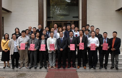 5月14日,在西班牙馬德里的中國駐西班牙大使館,多個華人華僑團體向使館轉(zhuǎn)交了近20萬歐元(約合216萬元人民幣)的捐款,支援中國地震災區(qū)。新華社記者 陳海通 攝