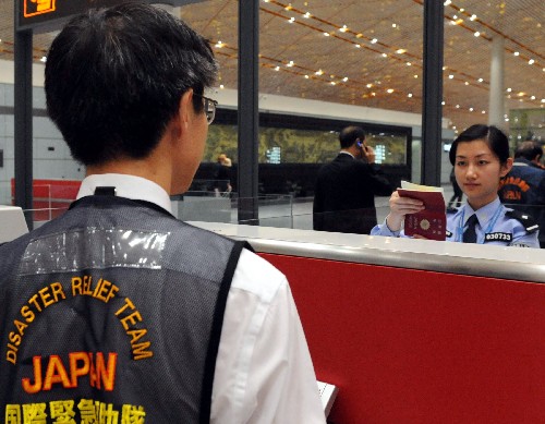 5月15日,北京邊檢民警在為首批赴川國際救援隊隊員快速辦理入境手續(xù)。 5月15日21時25分,由日本政府派遣的支援中國四川地震救災(zāi)工作的專業(yè)救援隊一行31人乘飛機抵京。 這支救援隊攜帶有搜救犬、瓦礫下搜尋受災(zāi)人員的微型攝像頭以及巖石切割機等設(shè)備,他們將立即轉(zhuǎn)乘飛機赴四川地震災(zāi)區(qū)開展救援工作。 新華社記者 唐召明 攝