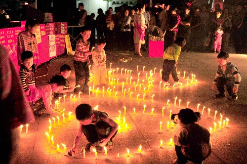 5月15日晚,在湖北恩施市的硒都廣場,市民點(diǎn)燃蠟燭為災(zāi)區(qū)人民祈禱。 新華社發(fā)(文林 攝)
