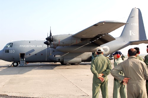 5月16日,在巴基斯坦伊斯蘭堡郊外的杰格拉拉空軍基地,一架滿載送往中國(guó)地震災(zāi)區(qū)救援物資的巴空軍運(yùn)輸機(jī)準(zhǔn)備起飛。當(dāng)日,這架飛機(jī)將飽含巴基斯坦人民對(duì)中國(guó)人民深情的救援物資運(yùn)往中國(guó)四川省省會(huì)成都。 新華社記者 李敬臣 攝