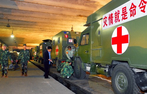 5月17日凌晨,由解放軍總醫(yī)院等多家駐京軍隊(duì)醫(yī)院抽調(diào)的40多臺(tái)野戰(zhàn)醫(yī)療設(shè)備車等救災(zāi)車輛,在北京豐臺(tái)火車站裝上專列,運(yùn)往地震災(zāi)區(qū)。這批醫(yī)療設(shè)備包括4套遠(yuǎn)程會(huì)診系統(tǒng),利用它可以通過(guò)衛(wèi)星,讓北京的專家指導(dǎo)災(zāi)區(qū)的醫(yī)務(wù)人員快速制定傷員救治方案。 新華社發(fā)(毛會(huì)彬 攝)