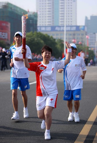 5月17日,火炬手戴麗麗進行傳遞。當日,北京奧運會圣火在浙江溫州傳遞。 新華社記者 邢廣利 攝