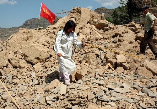 5月16日,疾控人員在隴南災區(qū)噴灑消毒藥水。 汶川地震使緊鄰四川省的甘肅省隴南市受災嚴重。目前,隴南地震災區(qū)各項救災工作正在緊張進行。 新華社記者 連振祥 攝