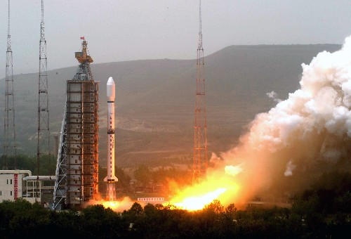 2008年5月27日11時(shí)02分,我國(guó)首顆新一代極軌氣象衛(wèi)星風(fēng)云三號(hào)在太原衛(wèi)星發(fā)射中心發(fā)射升空。這顆裝載10余種先進(jìn)探測(cè)儀器的衛(wèi)星升空后,將使中國(guó)氣象觀測(cè)能力得到質(zhì)的飛躍。 新華社記者 申宏 攝