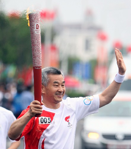 5月28日,火炬手王萬培在進(jìn)行傳遞。當(dāng)日,北京奧運會圣火在安徽合肥傳遞。 新華社記者 邢廣利 攝