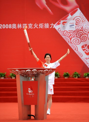 5月28日,奧運火炬手范雪平準(zhǔn)備點燃圣火盆。當(dāng)日,北京奧運會圣火在安徽合肥傳遞。 新華社記者 陳曄華 攝