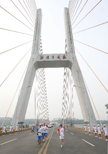6月5日,火炬手趙睿在湘潭三大橋上進(jìn)行傳遞。當(dāng)日,北京奧運(yùn)圣火在湖南湘潭傳遞。 新華社記者 邢廣利 攝
