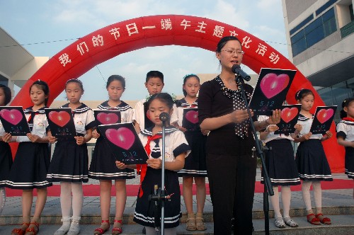 6月5日,江蘇洪澤縣實(shí)驗小學(xué)的師生在朗誦詩歌,紀(jì)念汶川大地震遇難同胞。 新華社發(fā)(陳亮 攝)