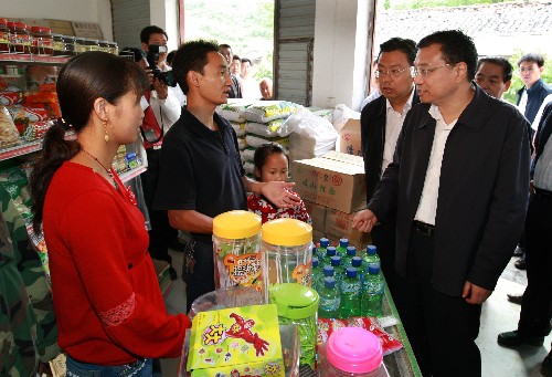 這是6月7日,李克強在陜西省寧強縣青木川鎮(zhèn)玉泉壩村考察物資供應情況。 新華社記者 龐興雷 攝
