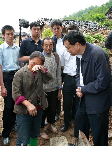 這是6月7日,李克強在陜西省寧強縣青木川鎮(zhèn)東壩村詢問受災群眾楊培翠生產(chǎn)生活情況。 新華社記者 龐興雷 攝