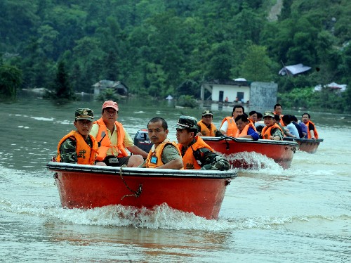 6月17日,武警官兵在廣西宜州市龍頭鄉(xiāng)全力營救被困群眾。 當(dāng)日,遭受特大暴雨襲擊的廣西宜州市全力開展抗洪搶險(xiǎn)工作,出動(dòng)1600多名干部組成14個(gè)工作組趕赴一線疏散被困群眾、修補(bǔ)水毀道路及橋梁。目前,已成功疏散被困群眾3500多人,抗洪救災(zāi)各項(xiàng)工作正在有序開展中。 新華社記者 張愛林 攝