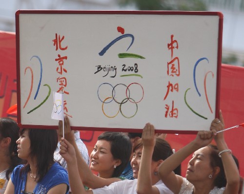 6月18日,當(dāng)?shù)厝罕姎g迎奧運(yùn)火炬的到來。當(dāng)日,北京奧運(yùn)圣火在新疆喀什傳遞。 新華社記者 邢廣利 攝