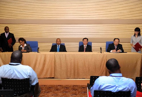 當?shù)貢r間6月25日,正在特立尼達和多巴哥進行友好訪問的中共中央政治局常委、中央紀委書記賀國強在西班牙港與特多總理帕特里克·曼寧共同出席兩國政府有關(guān)經(jīng)濟技術(shù)合作協(xié)議的簽字儀式。 新華社記者 馬占成 攝