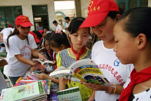 7月4日,一名大學(xué)生志愿者給留守小學(xué)生講解奧運(yùn)相關(guān)知識(shí)。 當(dāng)日,安徽省巢湖學(xué)院大學(xué)生暑期“三下鄉(xiāng)”社會(huì)實(shí)踐服務(wù)團(tuán)30名青年志愿者,來到巢湖市居巢區(qū)散兵鎮(zhèn)謝王小學(xué),為該校捐贈(zèng)圖書500余冊(cè),并組織各種活動(dòng)豐富學(xué)生們的暑期生活。 新華社發(fā)