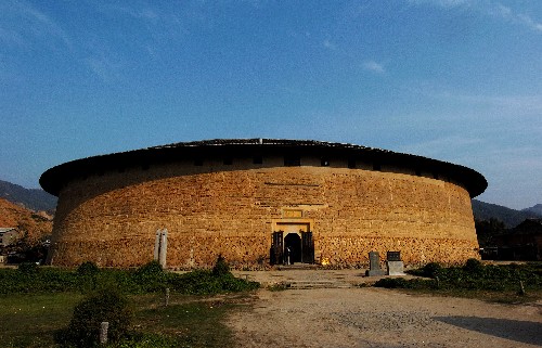 圖為夕陽(yáng)下的福建華安二宜樓(2008年3月27日攝)。世界獨(dú)具特色的大型民居建筑--中國(guó)“福建土樓”于7月6日在加拿大魁北克城舉行的第32屆世界遺產(chǎn)大會(huì)上,被正式列入《世界遺產(chǎn)名錄》。 專家們指出,中國(guó)“福建土樓”獲得通過(guò)的原因是,它是東方血緣倫理關(guān)系和聚族而居傳統(tǒng)文化的歷史見(jiàn)證,是世界上獨(dú)一無(wú)二的大型生土夯筑的建筑藝術(shù)成就,具有“普遍而杰出的價(jià)值”。 新華社記者 姜克紅 攝