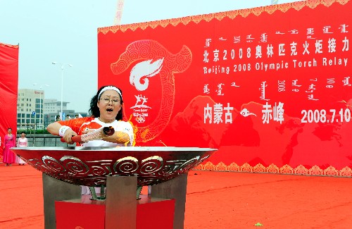 7月10日,最后一棒火炬手斯琴高娃點燃圣火盆。當日,北京奧運圣火在內蒙古自治區(qū)赤峰市傳遞。 新華社記者 劉力航 攝