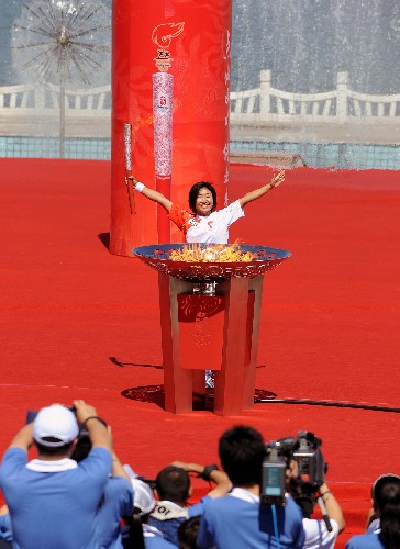 7月13日,最后一棒火炬手付天余在點(diǎn)燃圣火盆后慶祝。當(dāng)日,北京奧運(yùn)圣火在黑龍江省齊齊哈爾市傳遞。 新華社記者 李勇 攝
