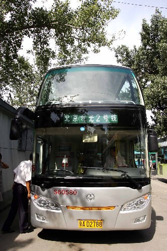 7月17日拍攝的旅游雙層公交車外部。當(dāng)天,北京部分媒體記者受邀登車體驗(yàn)即將在20日開通的兩條旅游觀光線。據(jù)介紹,觀光1線以古都風(fēng)貌為特色,途經(jīng)天壇、天安門、故宮等文化景觀,觀光2線以奧運(yùn)場(chǎng)館為特色,經(jīng)過奧林匹克公園、“鳥巢”、“水立方”等奧運(yùn)場(chǎng)館和設(shè)施。 新華社發(fā)
