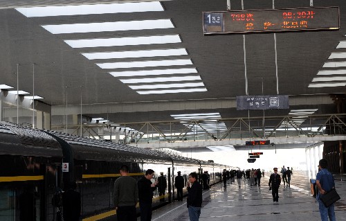 7月18日,T28次旅客列車(chē)從拉薩出發(fā),前往北京。 據(jù)了解,7月17日6時(shí)58分發(fā)生在青海省海西蒙古族藏族自治州唐古拉山地區(qū)的5.3級(jí)地震未造成人員傷亡和財(cái)產(chǎn)損失,亦未對(duì)青藏鐵路造成破壞。 新華社記者 覺(jué)果 攝
