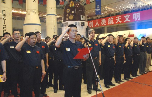 7月19日,發(fā)射隊(duì)員在出征儀式上宣誓。 當(dāng)日,執(zhí)行發(fā)射神舟七號(hào)飛船任務(wù)的長征二號(hào)F遙七火箭發(fā)射隊(duì)伍在中國航天發(fā)祥地——中國運(yùn)載火箭技術(shù)研究院舉行出征儀式。他們和長征二號(hào)F遙七火箭將奔赴酒泉衛(wèi)星發(fā)射中心。 新華社發(fā)(張曉賽攝