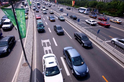 7月19日,車輛在北四環(huán)萬泉河橋附近行駛。 為保證北京奧運(yùn)會(huì)、殘奧會(huì)期間交通正常運(yùn)行和空氣質(zhì)量良好,從7月20日起,北京對(duì)本市機(jī)動(dòng)車和外地來京車輛將實(shí)行單雙號(hào)限行措施,屆時(shí)將有大約400萬人次轉(zhuǎn)向公共交通工具。 新華社記者 陳建力 攝