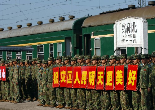 7月22日,空降兵某部的部隊(duì)官兵在火車站站臺(tái)上向綿陽(yáng)的送行群眾告別。當(dāng)日,在四川地震災(zāi)區(qū)奮戰(zhàn)了近兩個(gè)月的空降兵某部1500多名官兵,按照部隊(duì)的統(tǒng)一部署,在綿陽(yáng)北火車站搭乘專列返回部隊(duì)所在地。數(shù)百名綿陽(yáng)的當(dāng)?shù)馗刹咳罕姾丸F路職工揮淚送別人民子弟兵。 新華社記者 劉潺 攝