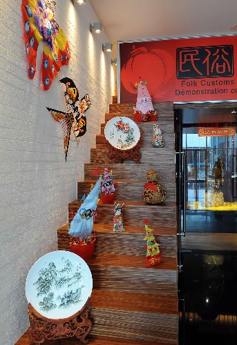 設(shè)在青島奧運(yùn)村內(nèi)的中國民俗展一角(7月27日攝)。 新華社記者王頌攝