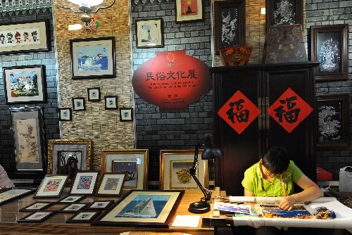 這是青島奧運(yùn)村中國民俗展的蘇繡展區(qū)(7月27日攝)。 新華社記者 王頌 攝